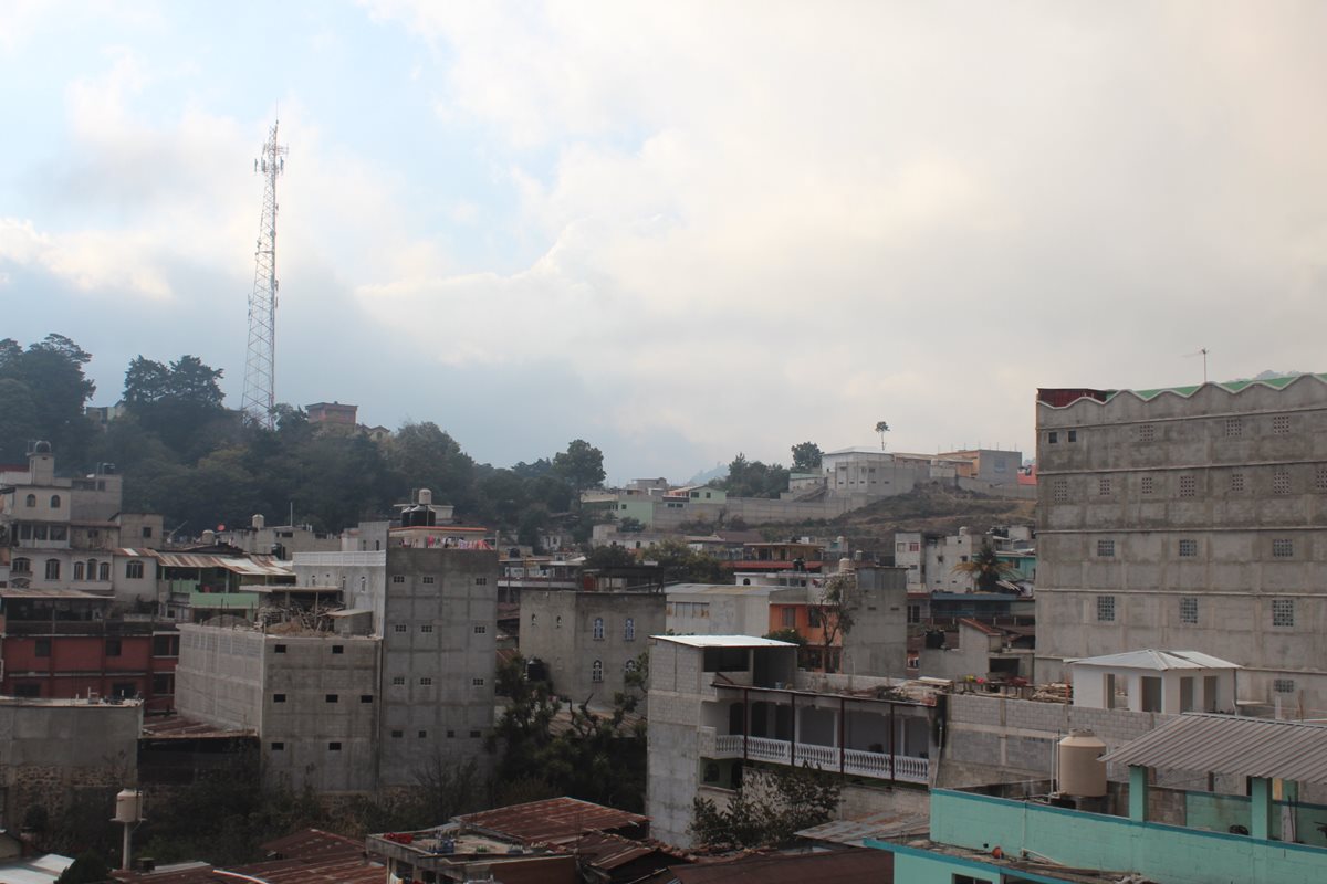 Las construcciones de block mayores a tres niveles tienen alta vulnerabilidad ante los sismos fuertes. (Foto Prensa Libre: Édgar René Saez)