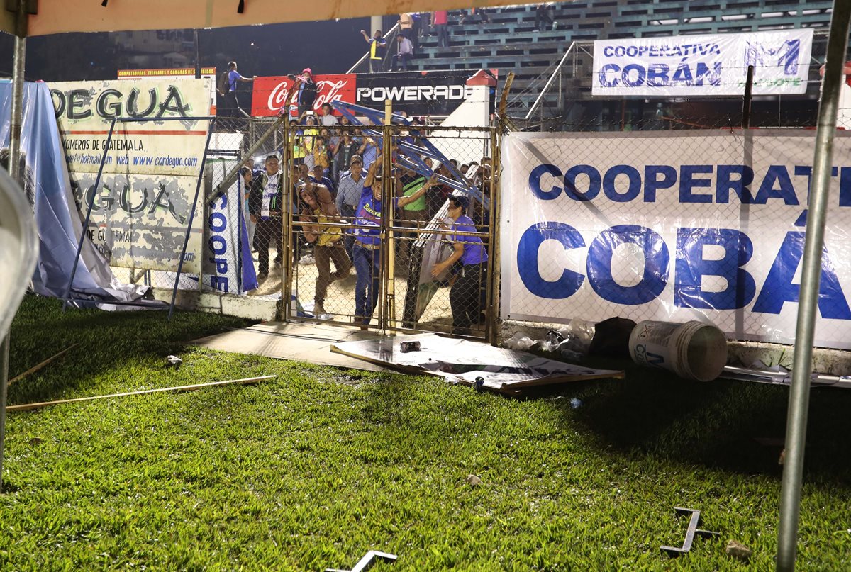 Los aficionados que sean identificados por la directiva de Cobán Imperial no tendrán ingreso al estadio Verapaz. (Foto Prensa Libre: Francisco Sánchez)