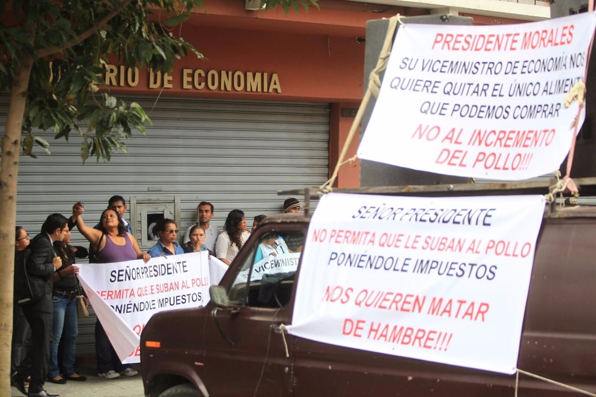 Sindicalistas protestan frente al Mineco por posible aumento de precio de la libra de pollo. (Foto Prensa Libre: Esbin García).