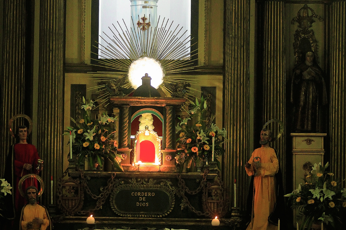 Cientos de fieles católicos visitan los siete sagrarios. (Foto Prensa Libre: Edwin Bercián)