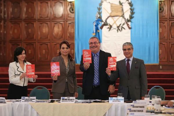 baldetti muestra la propuesta.