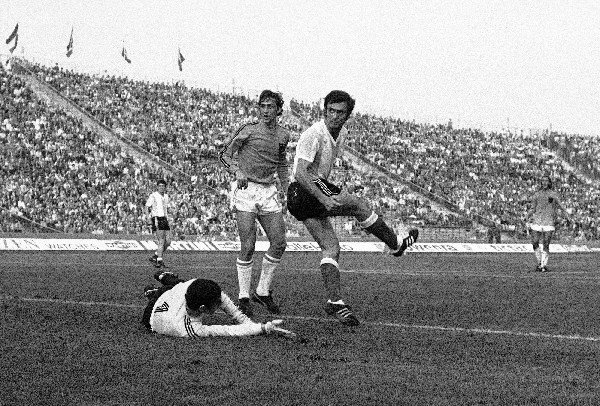 Roberto Perfumo en un partido de 1974 con Argentina. Lo observa el holandés Johan Cruyff. (Foto Prensa Libre: AP)