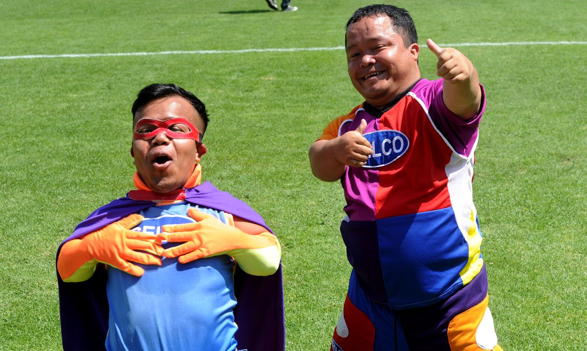 Julio del Cid y Tony Xanté llevan alegría y entretenimiento al inicio y medio tiempo de los partidos de Municipal. (Foto Prensa Libre: Edwin Fajardo).