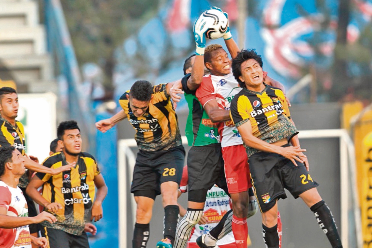 El partido entre aurinegros y mitecos fue bastante cerrado. Al final los conejos se llevaron el pase a semifinales. (Foto Prensa Libre: Norvin Mendoza)