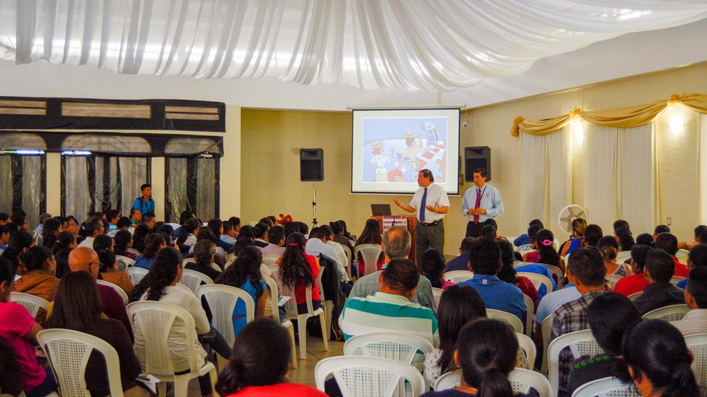 Docentes participan en taller impartido en San Jerónimo, Baja Verapaz. (Foto Prensa Libre: Carlos Grave)