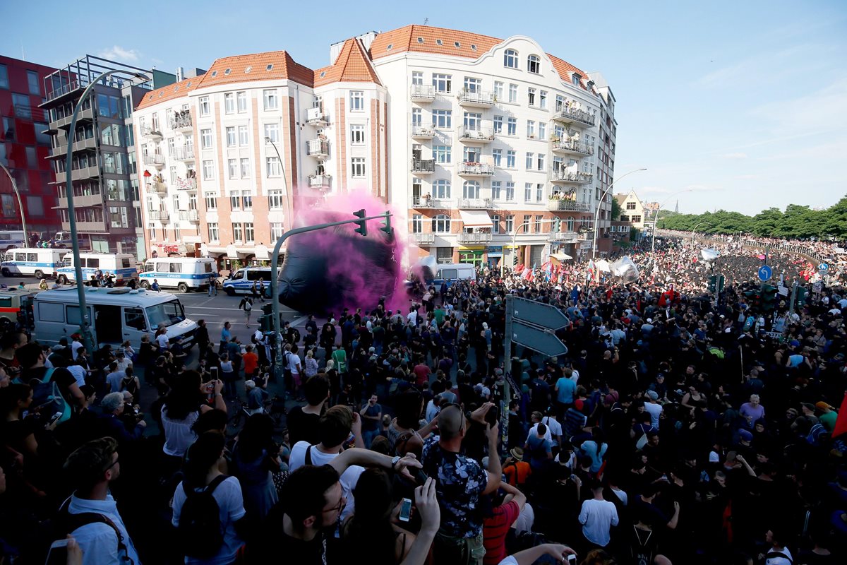 Decenas de miles de manifestantes toman las calles para protestar contra el G20. (Foto Prensa Libre: EFE)