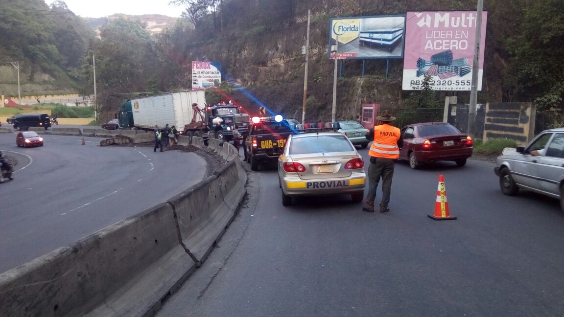 Personal de Provial coordinan movilización de un tráiler que chocó en la ruta al Pacífico. (Foto Prensa Libre: Provial)