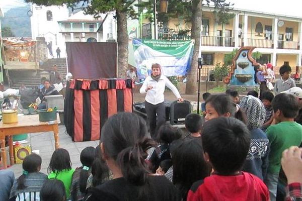 Taller de títeres con materiales reciclados, impartido por una asociación. (Foto Prensa Libre: Édgar Sáenz)