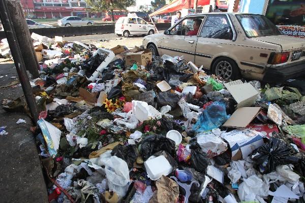 desechos acumulados se observan en  la 3a. avenida y 1a. calle de la zona 7, luego  de las celebraciones navideñas.