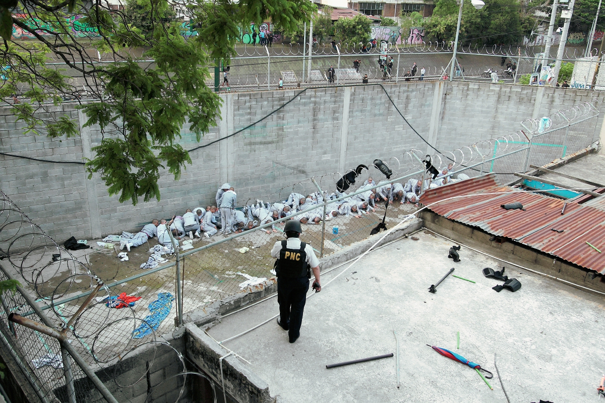 Jóvenes del correccional Gaviotas, ubicado en la zona 13, se amotinaron y originaron una balacera que dejó dos monitores muertos y varias personas heridas. (Foto Prensa Libre: Hemeroteca PL)