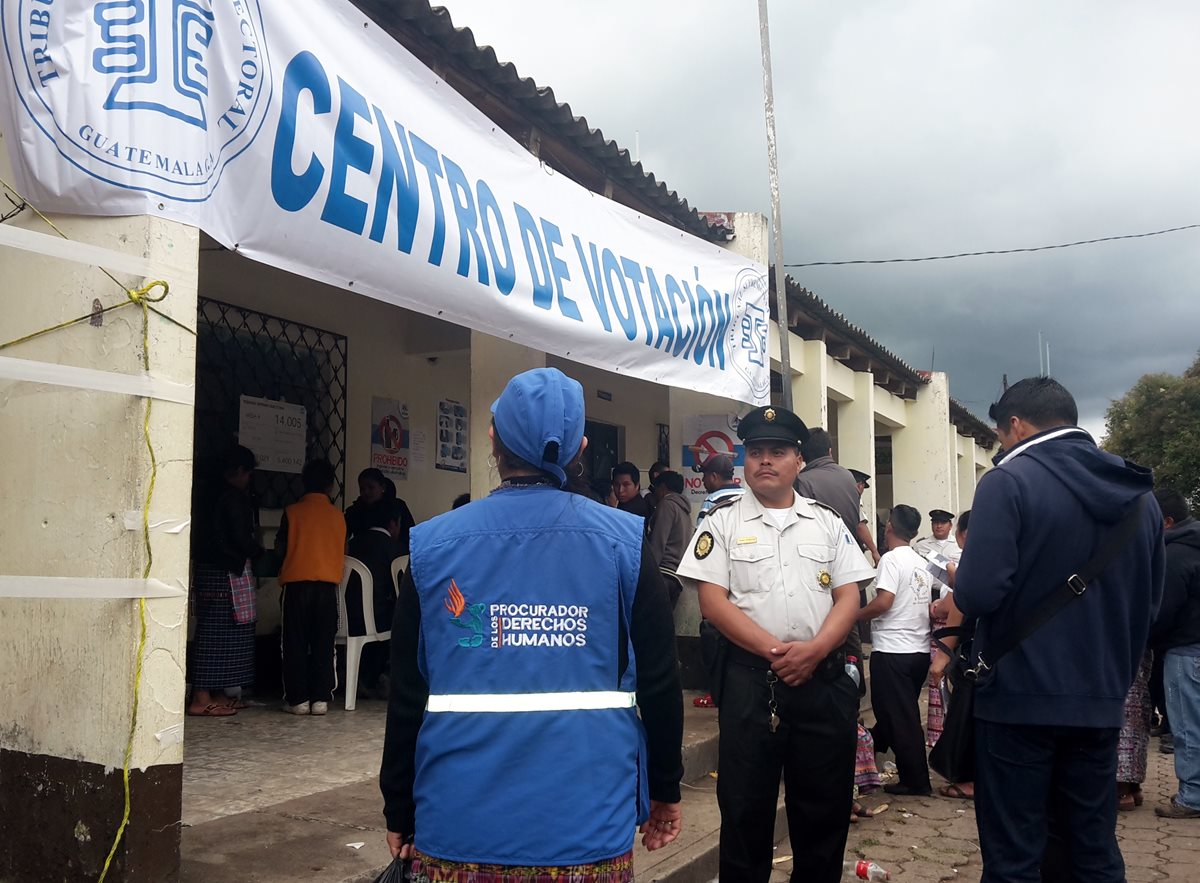 Uno de los centros de votación de Quiché es resguardado por agentes de la Policía Nacional Civil. (Foto Prensa Libre: Óscar Figueroa)