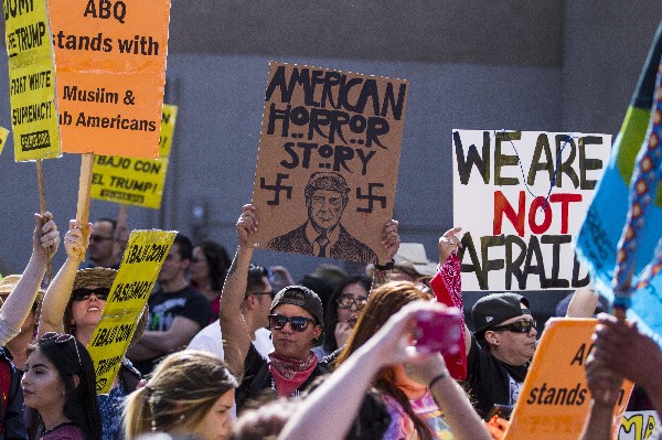 Manifestantes protestan durante un mitin de Donald Trump en Nuevo México. (EFE).