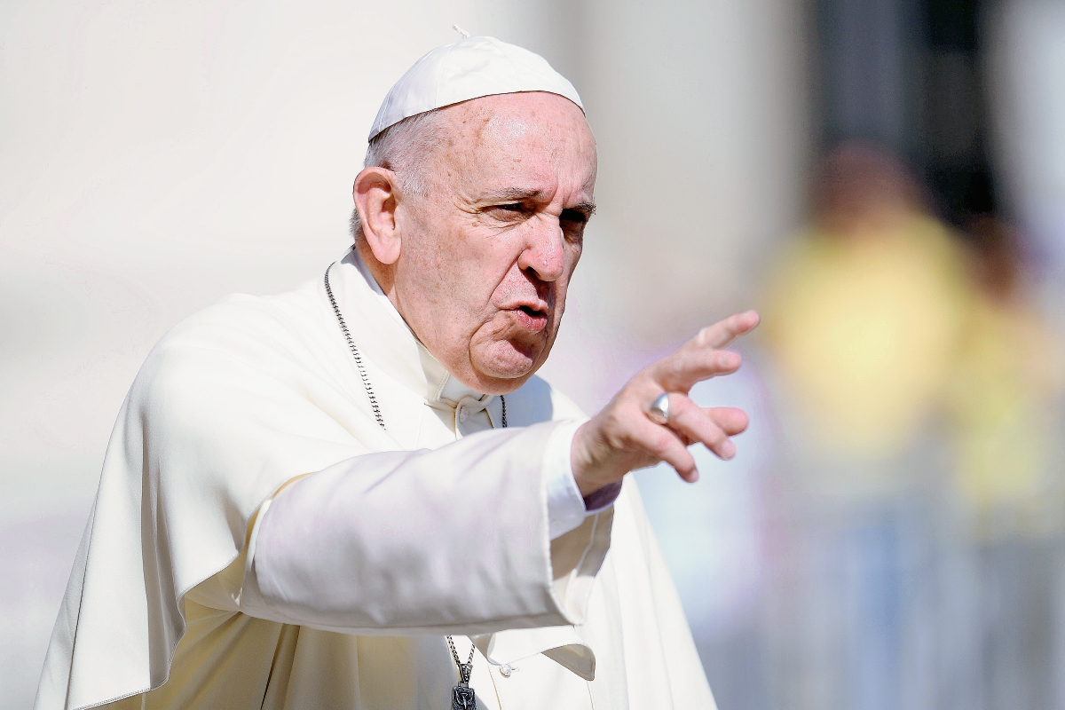 El papa Francisco saluda a la multitud a su llegada a la audiencia general en la plaza de San Pedro. (Foto Prensa Libre:AFP).