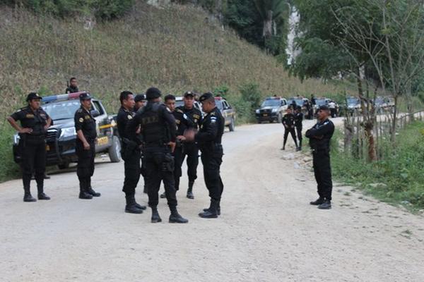 Agentes de la PNC resguardan entrada a San Luis, Petén, durante el cierre de la carretera que hizo un grupo de pobladores. (Foto Prensa Libre: Walfredo Obando)