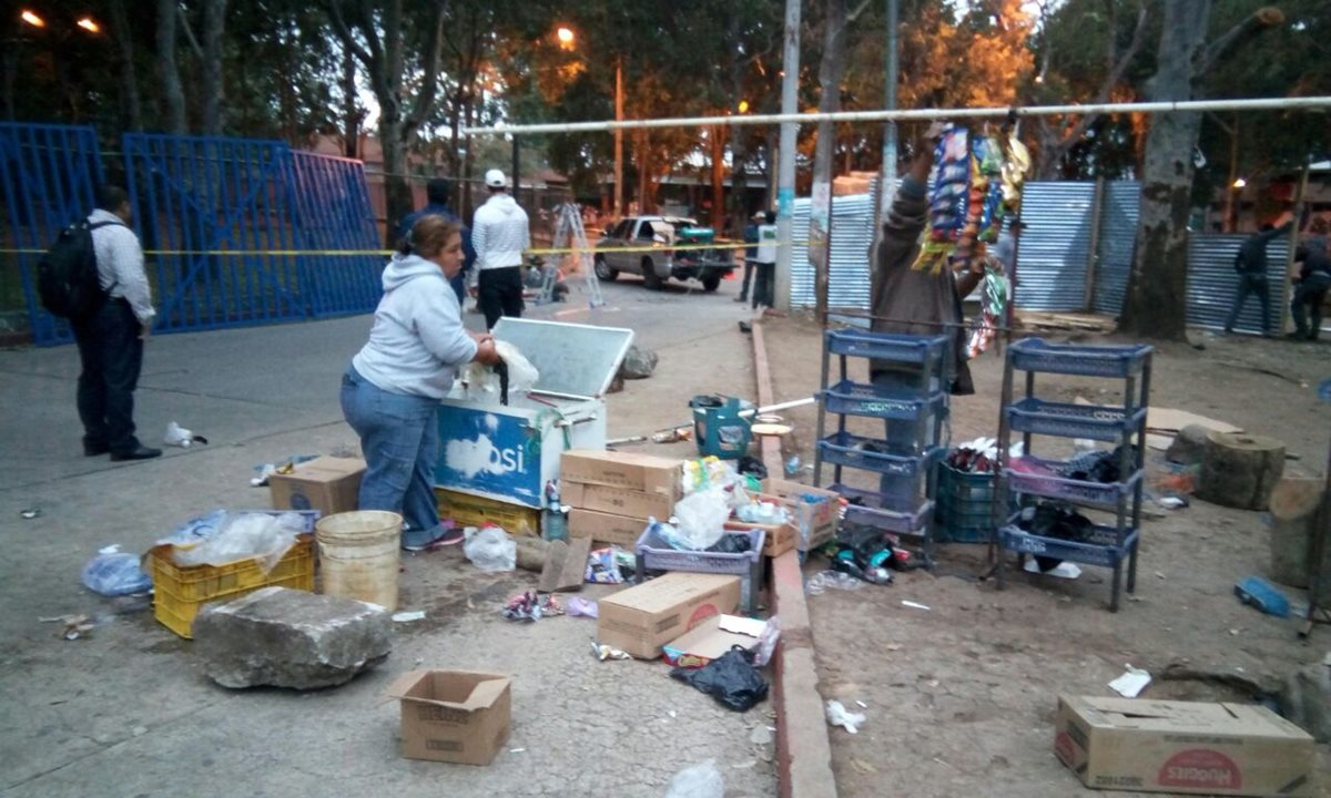 Personal del Hospital Roosevelt coloca un muro mientras vendedores se movilizan. (Foto Prensa Libre: Paulo Raquec)