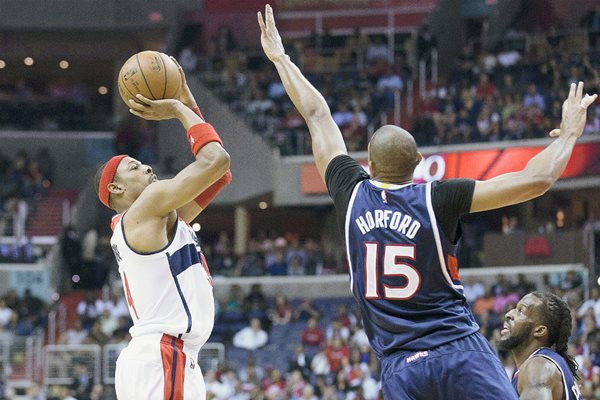 Paul Pierce al momento de lanzar un triple, que fue a destiempo. (Foto Prensa Libre: EFE).