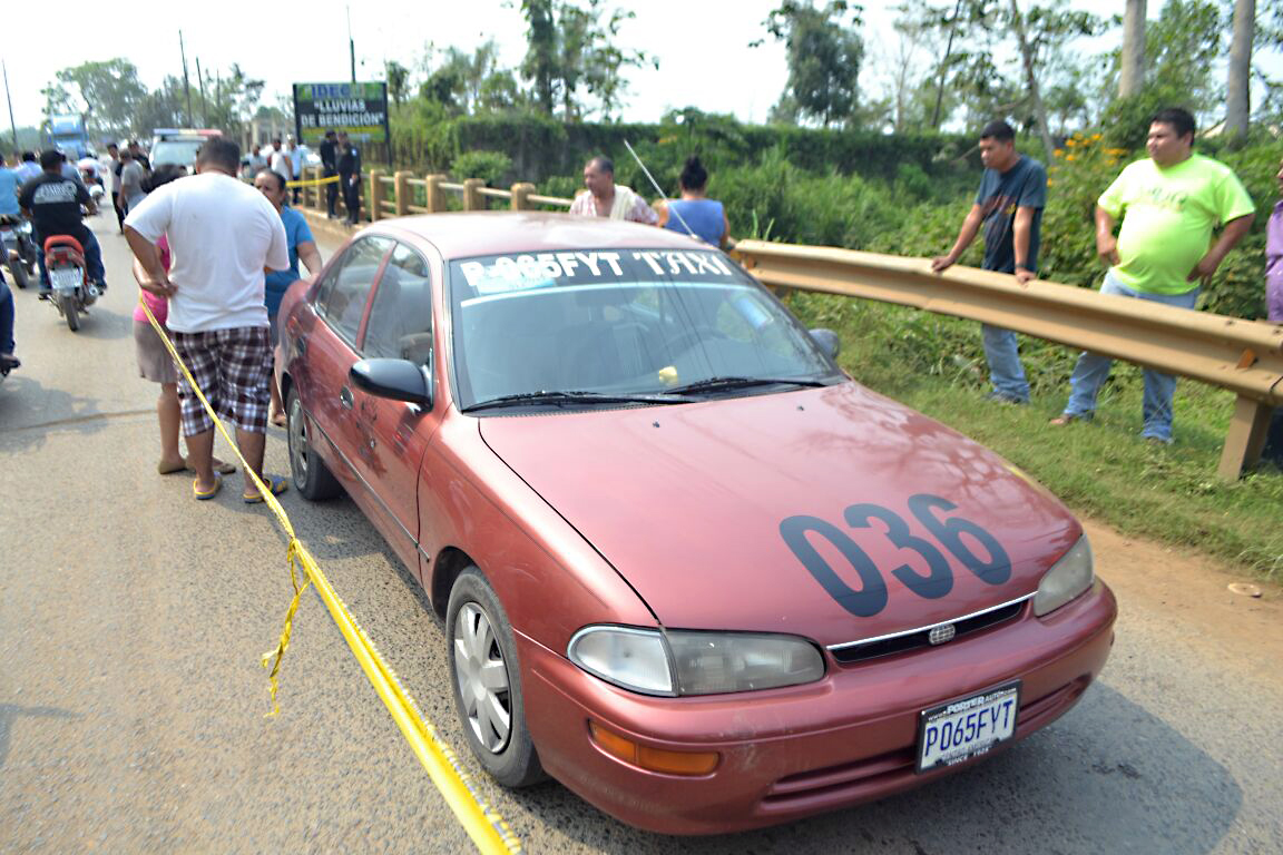 Curiosos en el lugar donde Gamaliel Jordán Fuentes fue atacado a balazos, en Puerto Barrios, Izabal. (Foto Prensa Libre: Dony Stewart)