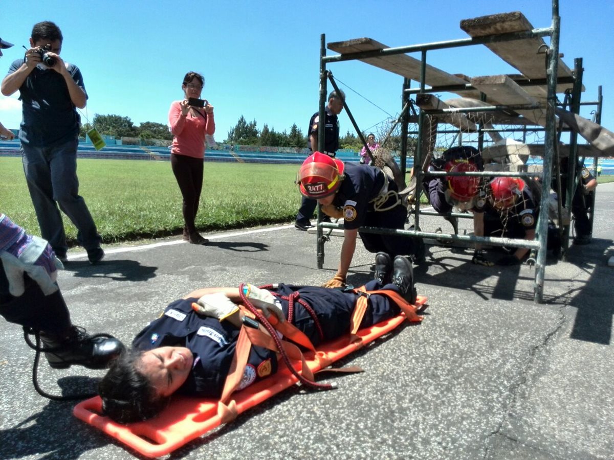 Los Bomberos Municipales realizan las olimpiadas bomberiles como parte de sus actividades de aniversario.