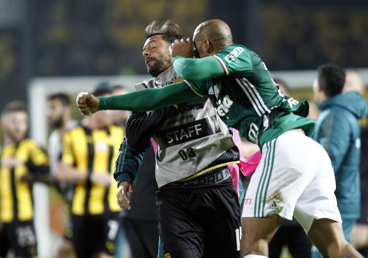 Cuatro jugadores de Peñarol fueron citados por la justicia uruguaya debido a la riña que protagonizaron con futbolistas de Palmeiras de Brasil. (Foto Prensa Libre: AFP)