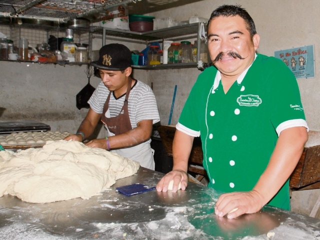 Escuchar las necesidades y opiniones de los clientes es importante refiere el emprendedor (Foto Prensa Libre: Miguel López)