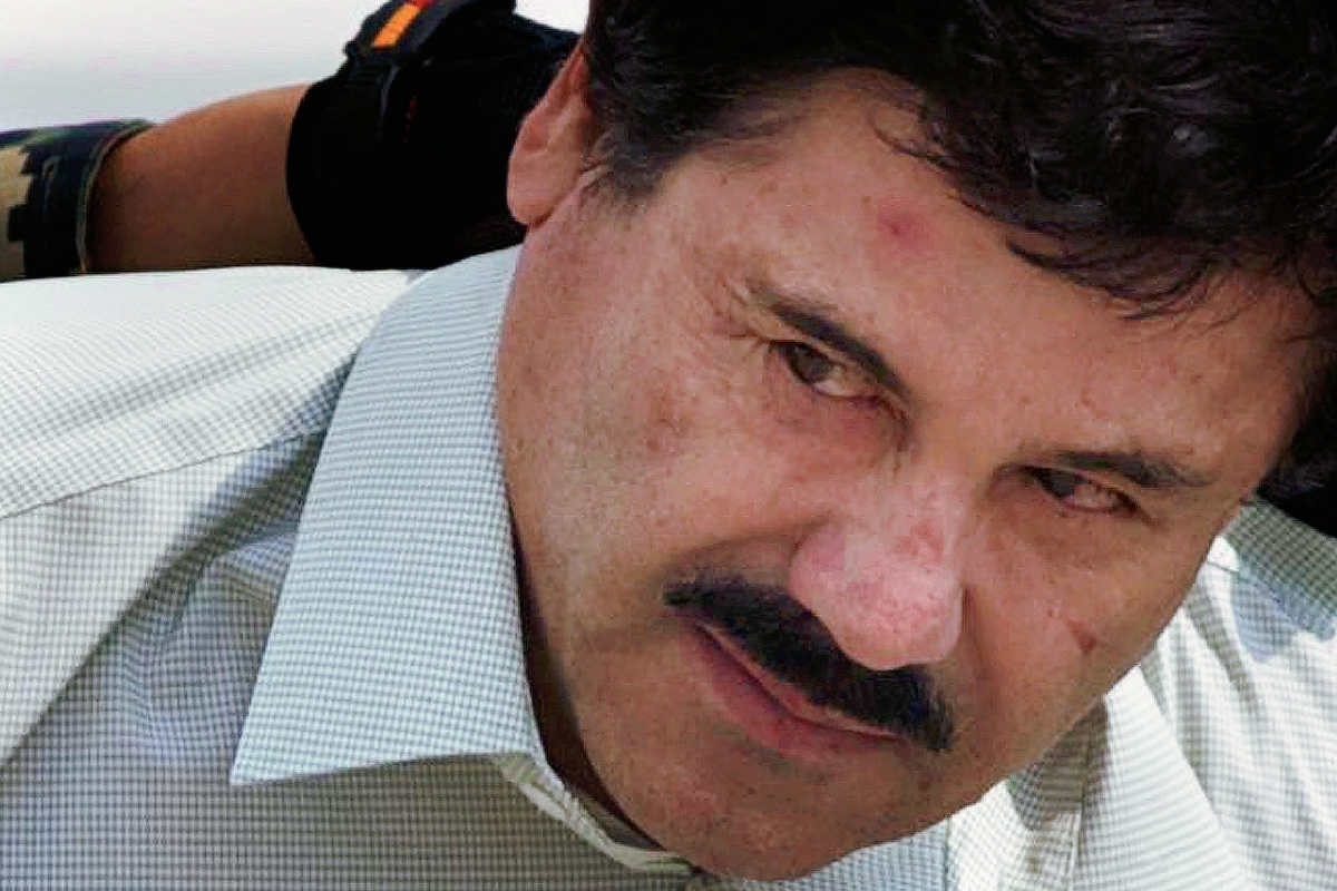 Joaquín el Chapo Guzmán es escoltado a un helicóptero por la marina de guerra infantes de marina mexicanos el 22 de febrero del 2014.(Foto Prensa Libre:AP)