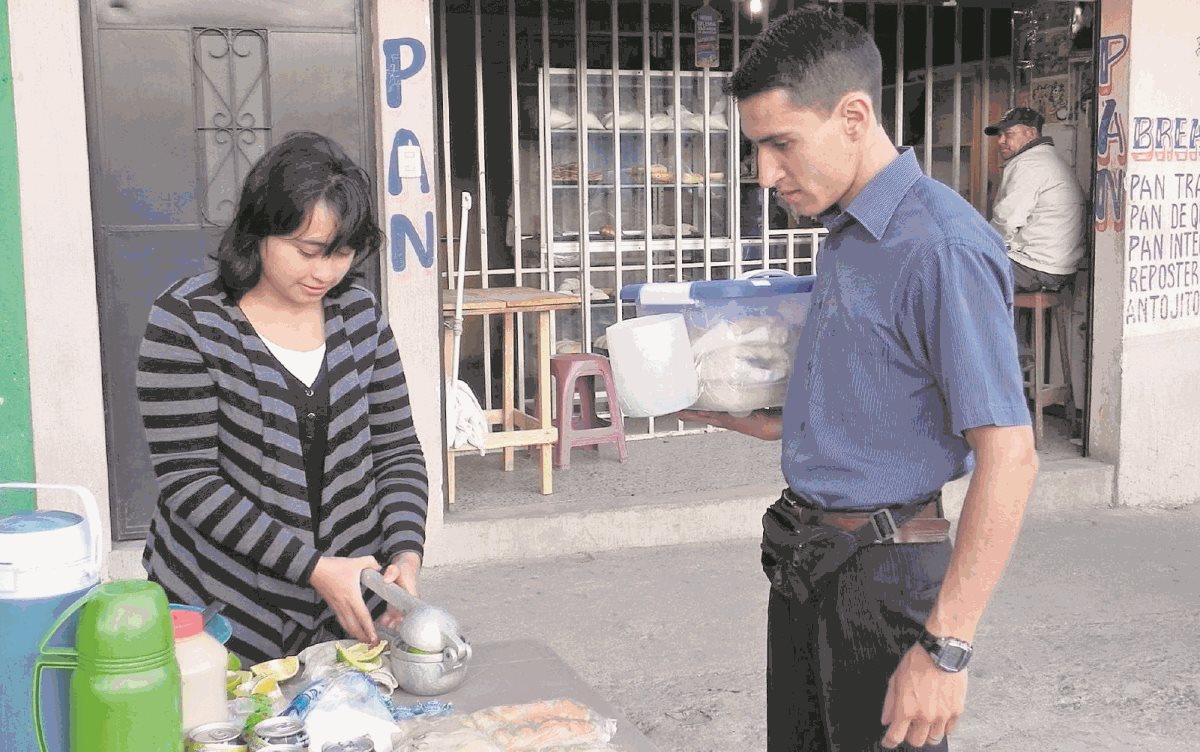 Desde las 6 horas, la pareja formada por Karen Samayoa y Federico Denigri vende panes y jugos en un crucero ubicado en San Miguel Petapa. (Foto Prensa Libre: Facebook)