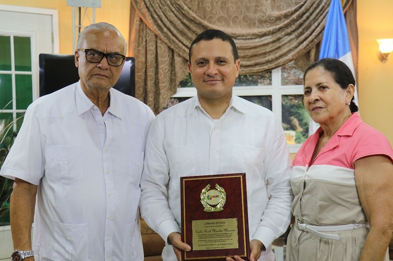 El excanciller Raúl Morales Moscoso -centro- muestra el premio recibido en Morales, Izabal, junto a sus padres Guillermo Morales Silva y Rosa Moscoso, residentes en ese municipio. (Foto Prensa Libre: Dony Stewart)