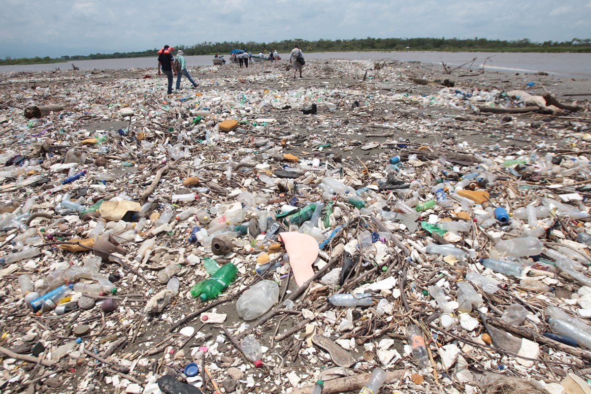 Autoridades del gobierno de Honduras y de Guatemala, en un recorrido reciente por la desembocadura del río Motagua, en Puerto Barrios, Izabal, para constatar la gravedad de la contaminación en ese afluente. (Foto: Hemeroteca PL)