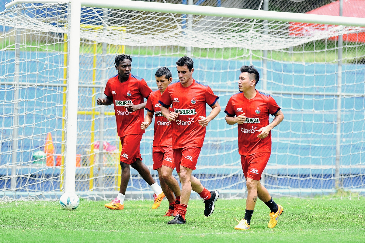 Municipal realiza un breve entrenamiento en el estadio El Trébol. (Foto Prensa Libre: Carlos Vicente).