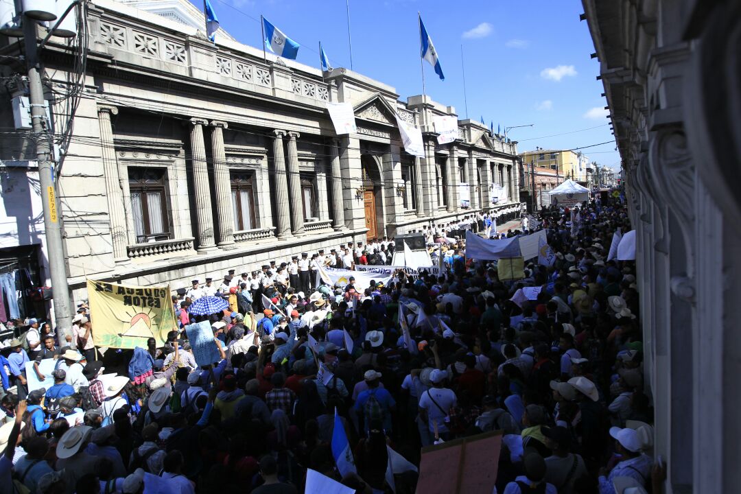 Frente al Congreso sobre la novena avenida ya se encuentran apostados los campesinos de CODECA.