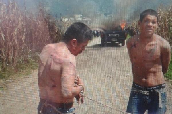 Dos de los supuestos delincuentes vapuleados en la cabecera de Totonicapán. (Foto Prensa Libre: Carlos Ventura) <br _mce_bogus="1"/>