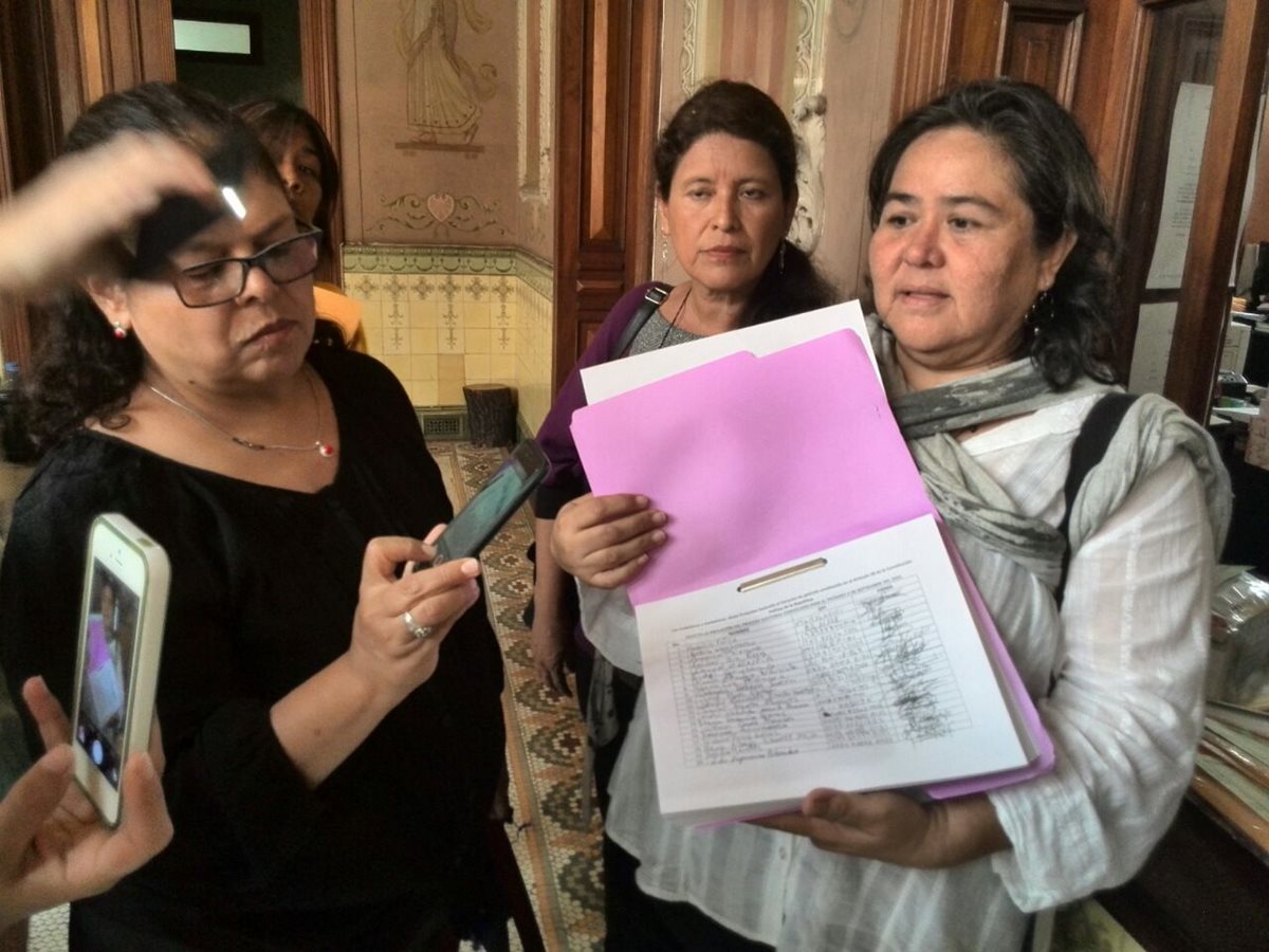 El sector de mujeres presentó firmas de ciudadanos que piden atrasar las elecciones. (Foto Prensa Libre: Estuardo Paredes)