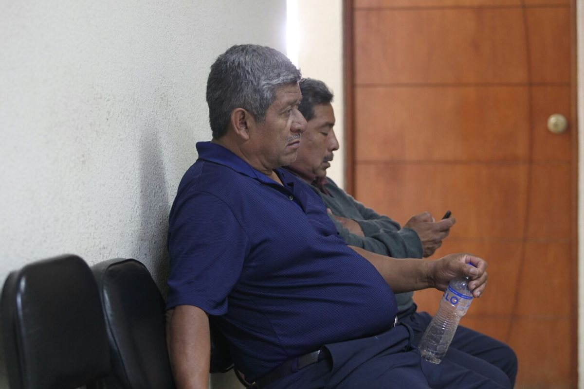 Dos empleados del Liceo Javier aguardan en la fiscalía de Villa Nueva. (Foto Prensa Libre: Érick Ávila)