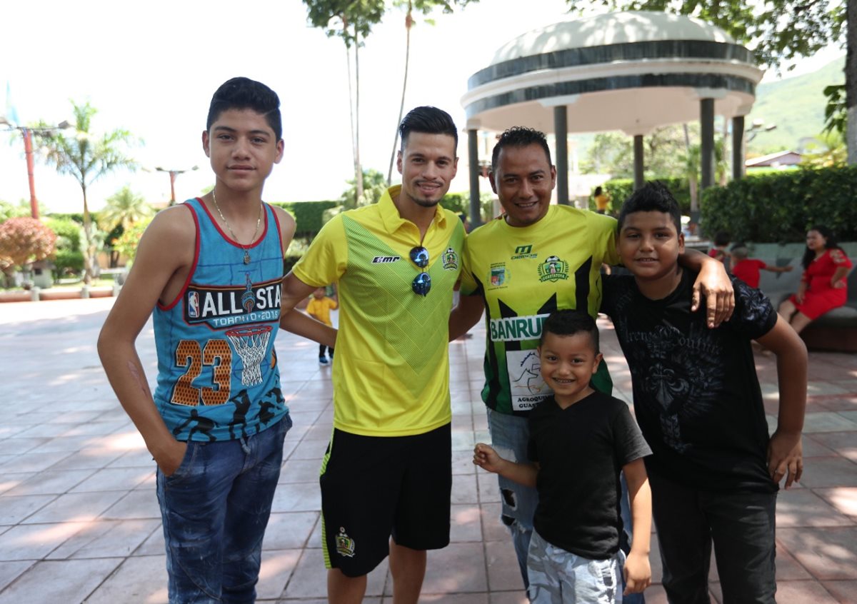 Cincotta ha recibido el cariño de los aficionados de Guastatoya. (Foto Prensa Libre: Francisco Sánchez)