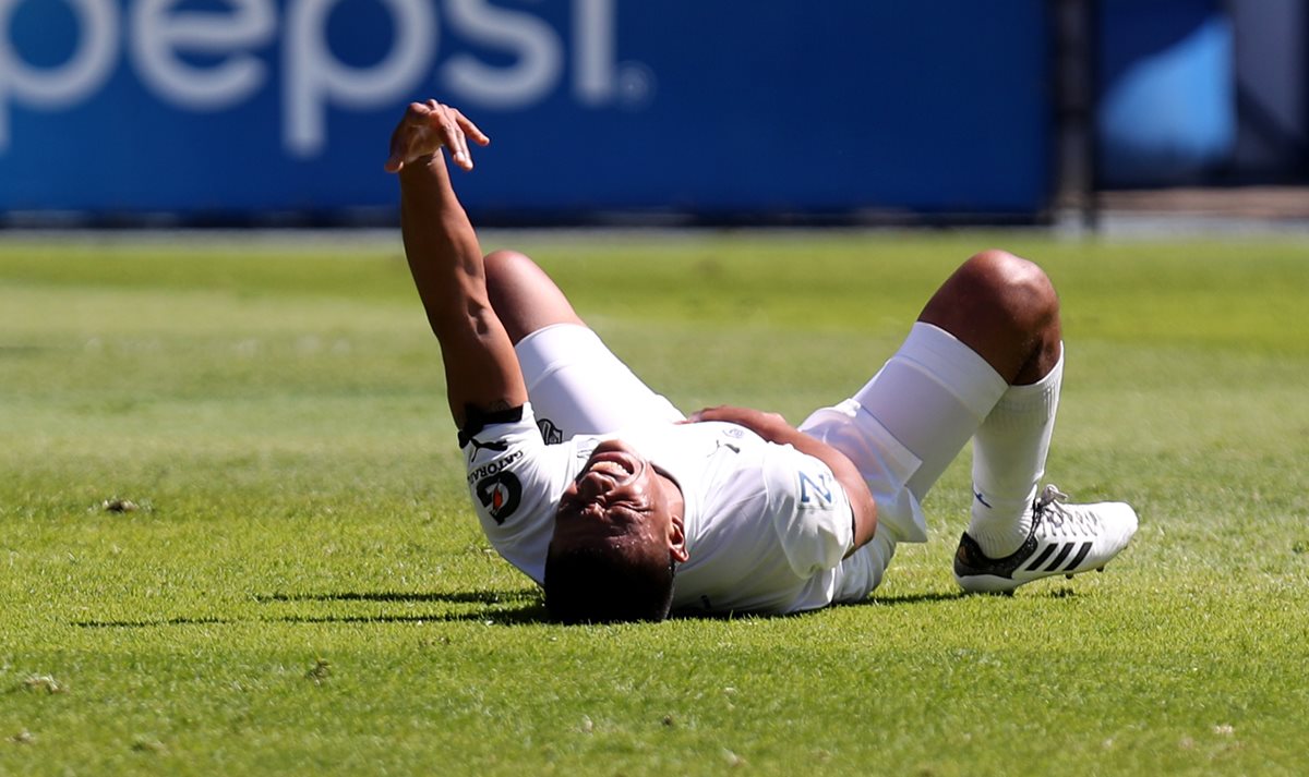 Castrillo quedó lesionado después de una jugada dentro de su área contra el panameño Felipe Baloy. (Foto PRensa Libre: Carlos Vicente)