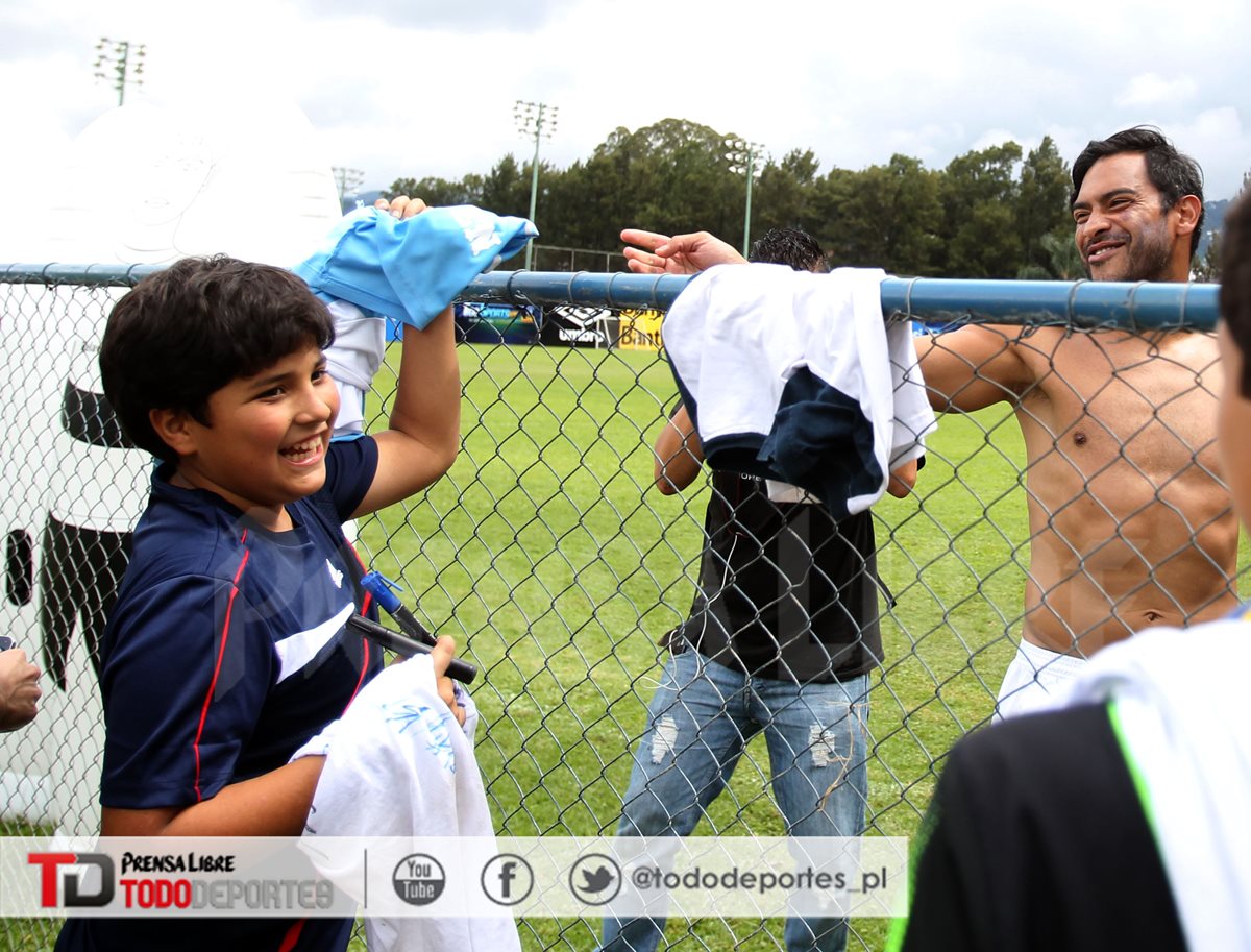 Carlos Ruiz y Juan Pablo Pérez intercambian las camisolas al finalizar el entrenamiento de la Bicolor. (Foto Prensa Libre: Carlos Vicente)