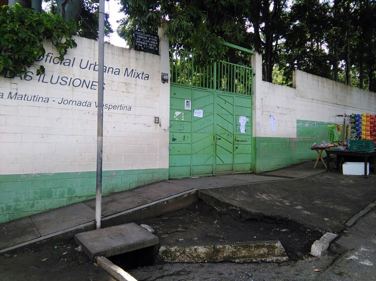 Escuela donde ocurrió el incidente armado. Autoridades escolares suspendieron las clases. (Foto Prensa Libre: Estuardo Paredes)