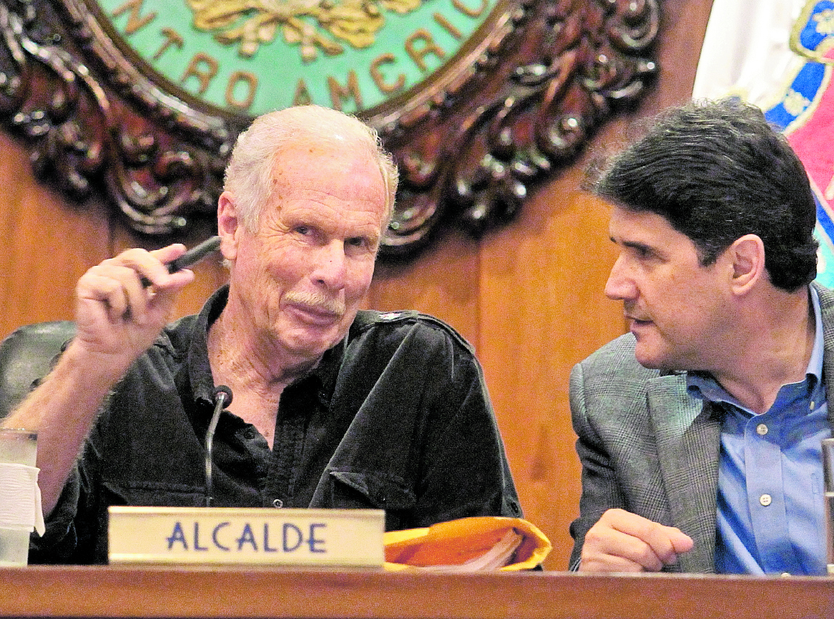 El alcalde Álvaro Arzú envió por escrito sus argumentos para desvirtuar la denuncia por incitar a la violencia. (Foto Prensa Libre: Hemeroteca PL)