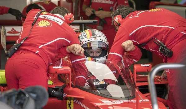 La Federación Internacional de Automovilismo intenta implementar un nuevo escudo protector en los monoplazas. (Foto Prensa Libre: AFP)