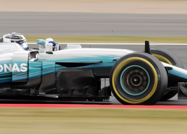 El finlandés Valtteri Bottas fue el más rápido este viernes en el circuito de Silverstone. (Foto Prensa Libre: AFP).