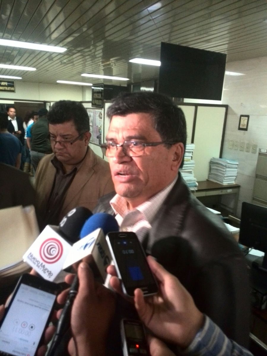 Arnoldo Medrano presentó pruebas a su favor en el juzgado noveno. (Foto Prensa Libre: Byron Vásquez)