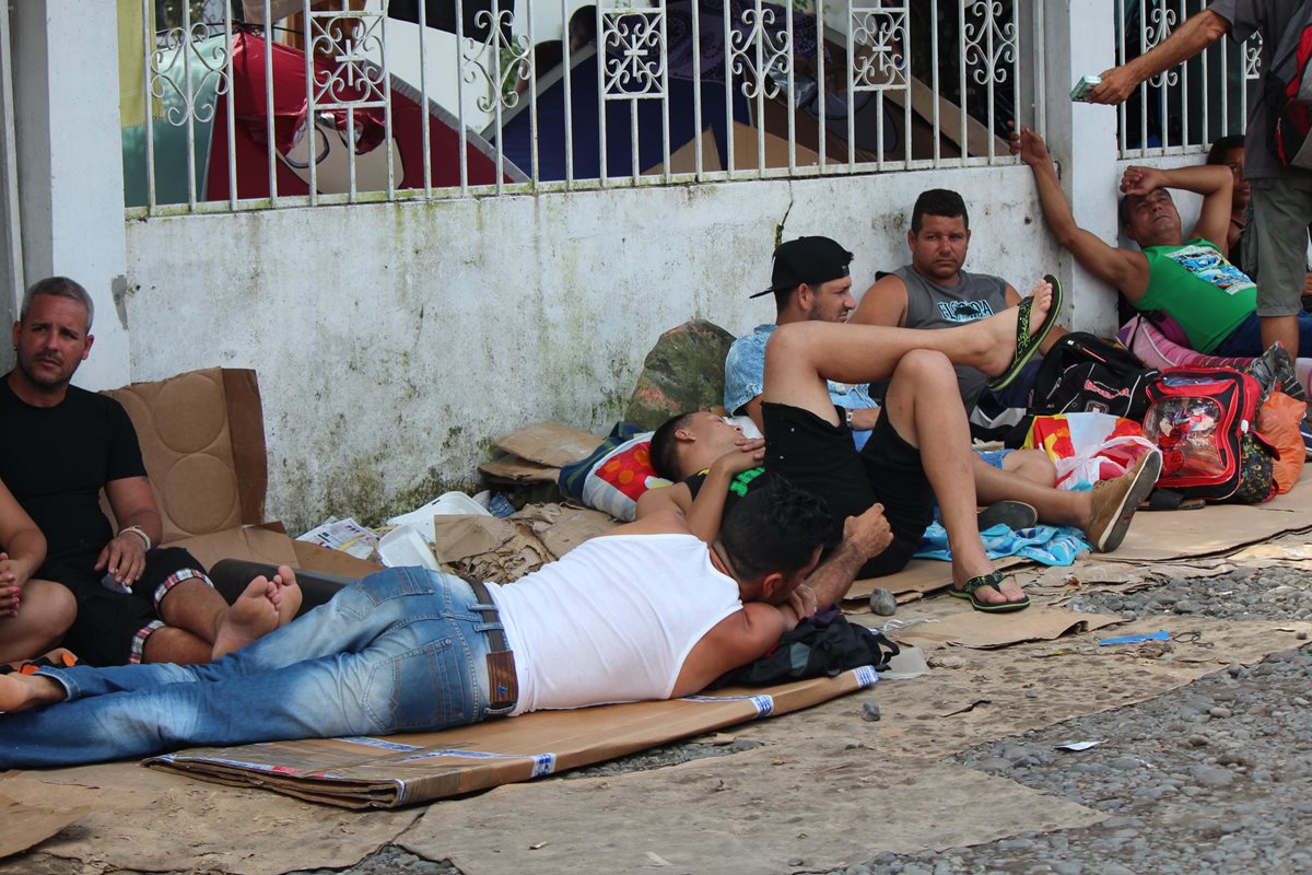 Inmigrantes cubanos descansan en un poblado de Panamá durante una pausa en su travesía por Centroamérica. (Foto Prensa Libre: EFE)