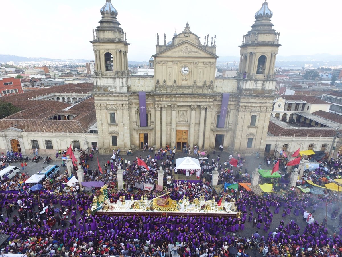 Procesión de Jesús de los Milagros, iglesia de San José a su paso frente a Catedral (Foto: dron Jesús en Guatemala)