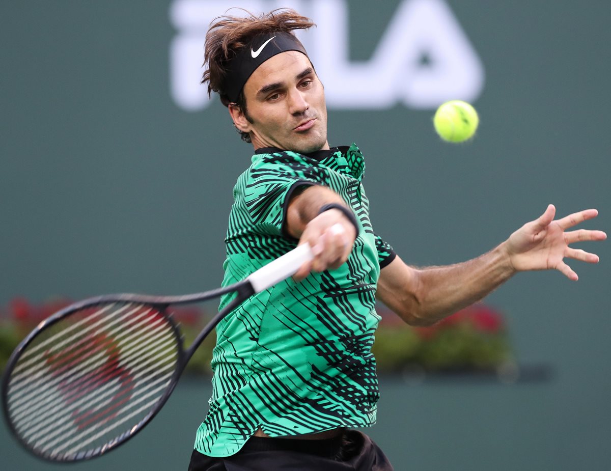 Roger Federer en acción durante el certamen que se disputa en California. (Foto Prensa Libre: EFE)