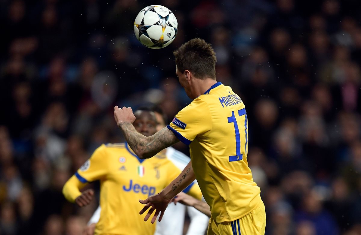 Mandzukic cabecea en el área de Real Madrid.