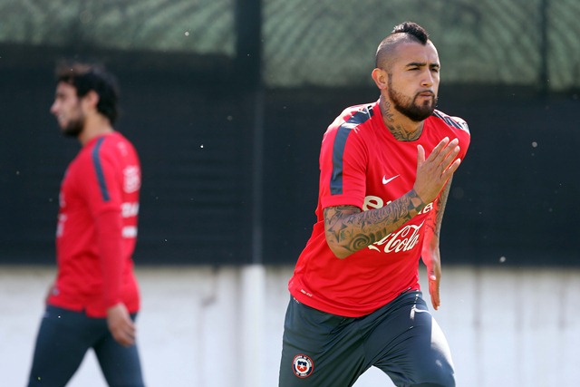 Arturo Vidal durante un entrenamiento de este martes 10 de noviembre de 2015, en el complejo deportivo Juan Pinto Duran en Santiago de Chile. (Foto Prensa Libre: EFE)