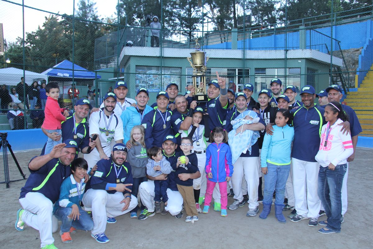 La selección de Guatemala posa con la copa, tras conquistar el título. (Foto Prensa Libre: Cortesía CDAG)