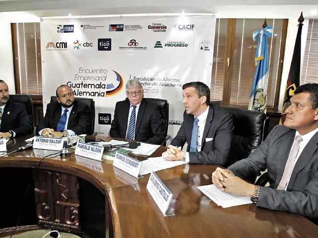 Autoridades de la Cámara de Industria de Guatemala, junto con Harald Klein —centro—, embajador de Alemania en Guatemala; Markus Schubert, presidente de la Cámara de Comercio e Industria Guatemalteco-Alemana. (Foto Prensa Libre: Paulo Raquec)