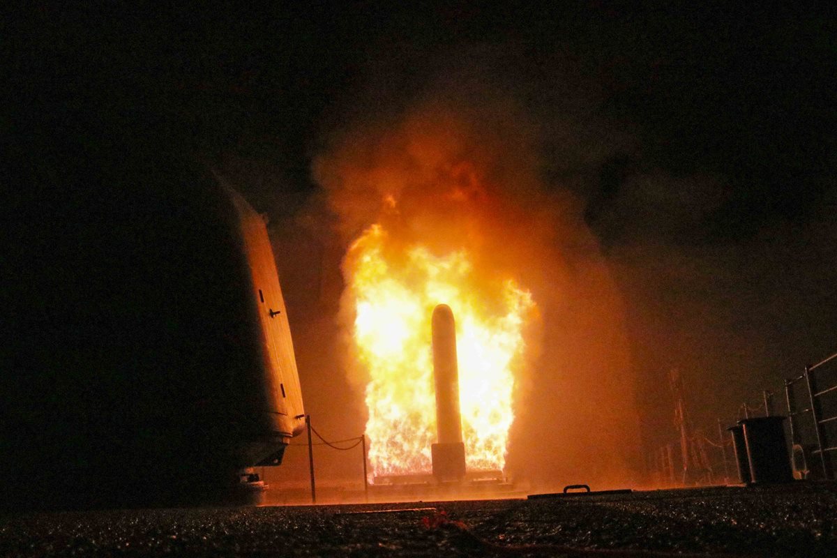 El crucero de misiles guiados USS Monterey dispara un misil de ataque terrestre Tomahawk el 14 de abril. (Foto Prensa Libre:AFP).