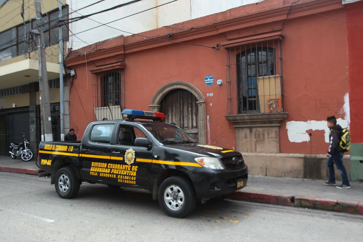 La PNC resguarda las oficinas del Congreso en la 10a. calle y 9a. avenida de la zona 1, luego de la denuncia del robo. (Foto Prensa Libre: Álvaro Interiano)